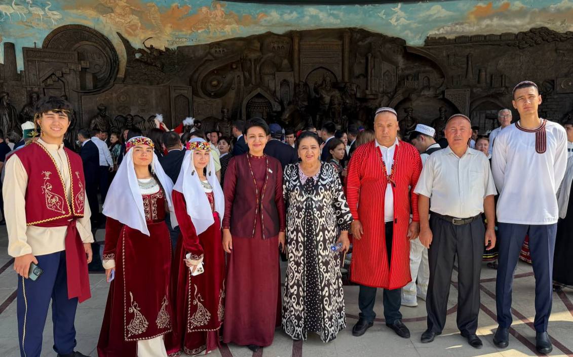 “Do‘stlik” festivali Mustaqillik monumenti poyiga gulchambar qo‘yish marosimi bilan boshlandi