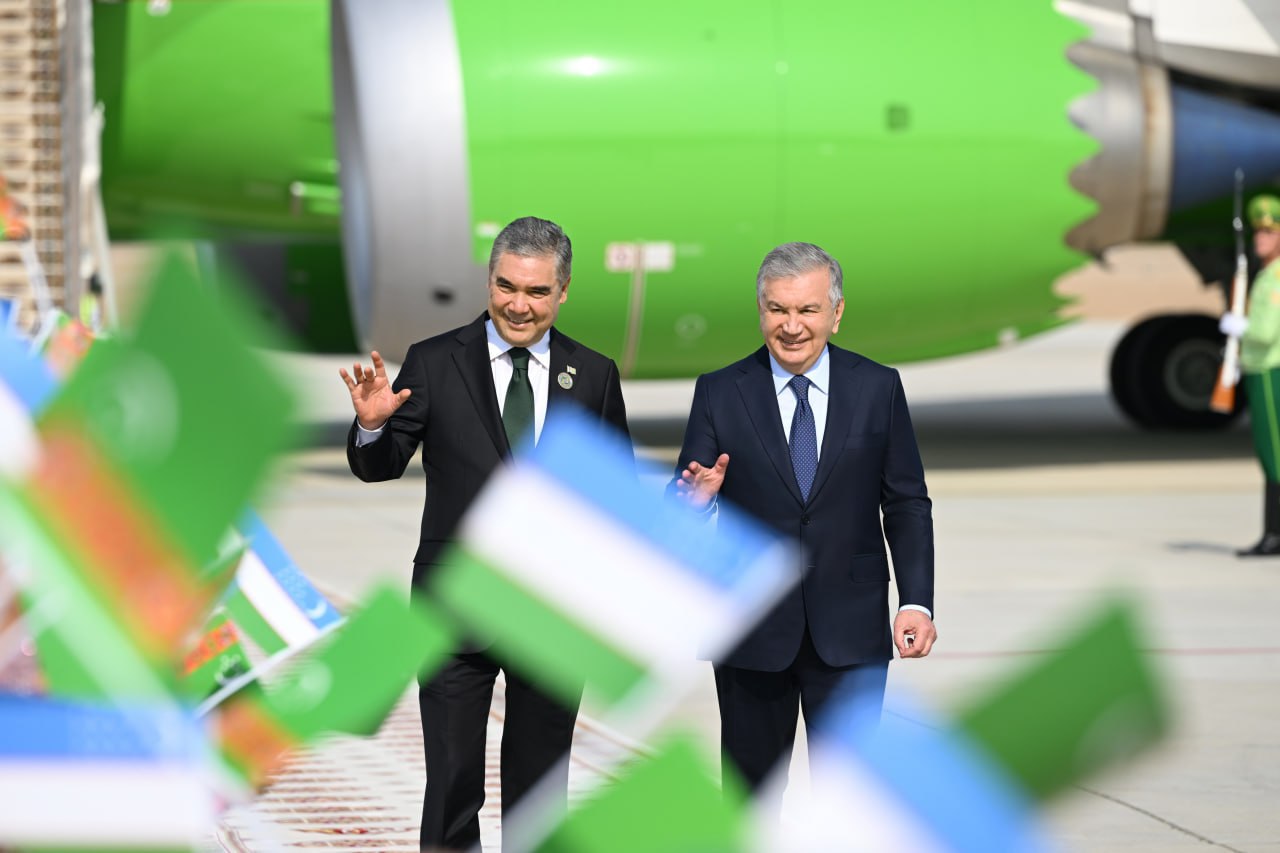 O‘zbekiston Prezidenti Turkmanistonga keldi